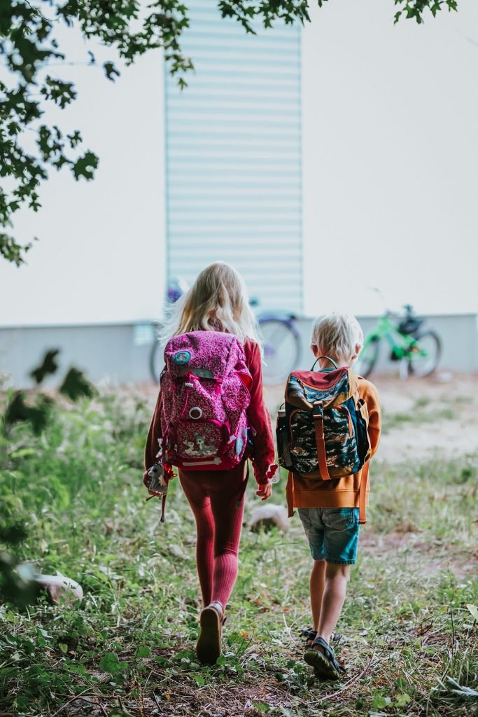 To børn fra Farum Lilleskole på vej til det lille skolealternativ